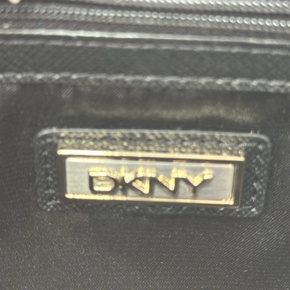 DKNY T&C W/D Town Country Classic Hardware Bag Purse Clutch Wristlet - Picture 9 of 11